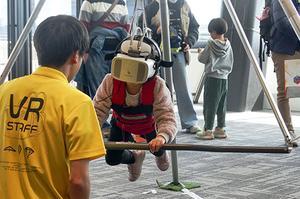 Kid experiencing the “VR Hang Glider.”