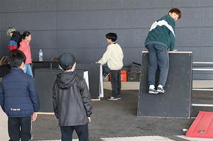 Parkour Team “SPEMON”: Conducting performer-led lectures and shows.