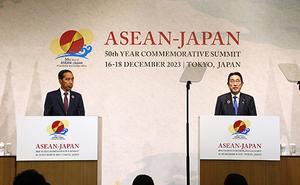 On the left picture of – The President of Indonesia and concurrently Co-Chair of the meeting, Mr. Joko WIDODO. On the right –  Prime Minister KISHIDA Fumio