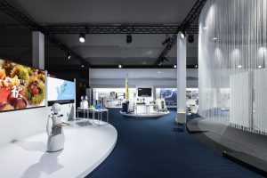 Exhibits of robots and machines related to hydrogen initiatives. (Indoor exhibition area)